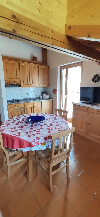 شقة Mansarda A Carciato, Trilocale In Montagna ديمارو المظهر الخارجي الصورة
